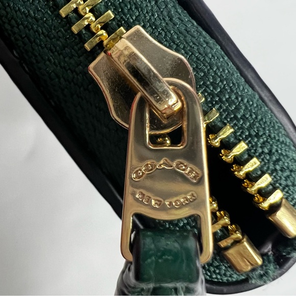 Coach Women’s Pebbled Leather Long Zip Around Wallet Emerald Green Maroon Int. - Picture 4 of 9